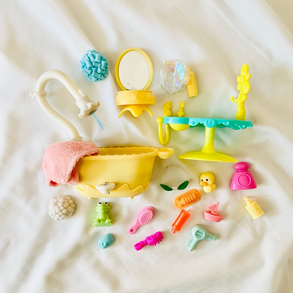 Littlest Pet Shop Squeaky Clean LPS Shower Sink Playset Accessories Toys